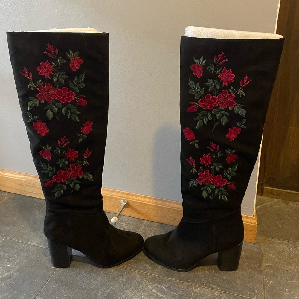 Knee high black boots size 6 with floral design